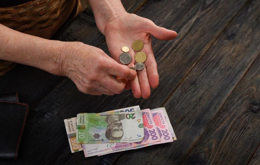 Середня зарплата в Україні скоротилася: де і кому платять найменше Середня зарплата в Україні скоротилася: де і кому платять найменше